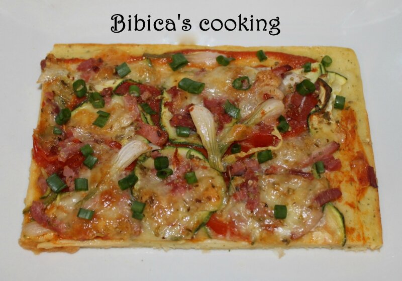Comme une pizza à la semoule de blé, légumes et bacon part