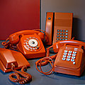 De l'orange encore, avec 4 téléphones seventies, du socotel <b>63</b> en passant par le Contempra, jusqu'au Digitel 2000...
