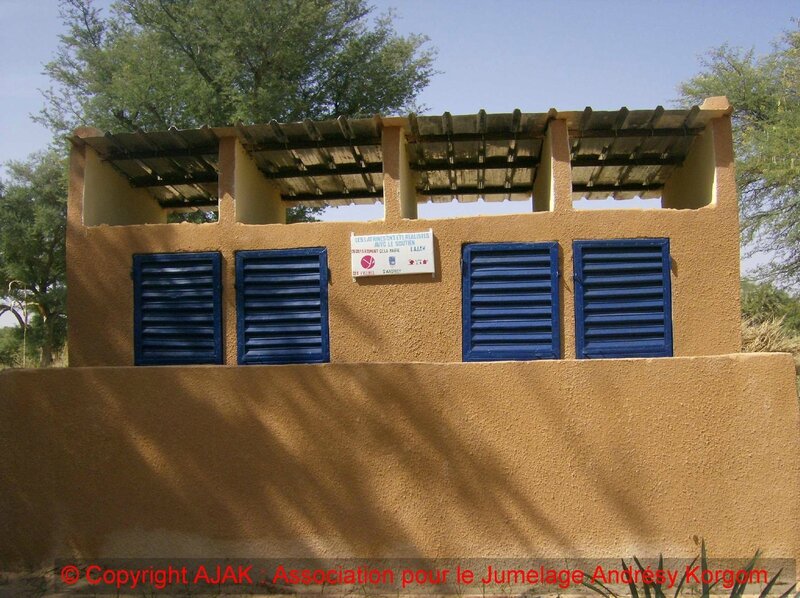 un bloc de 4 latrines élève