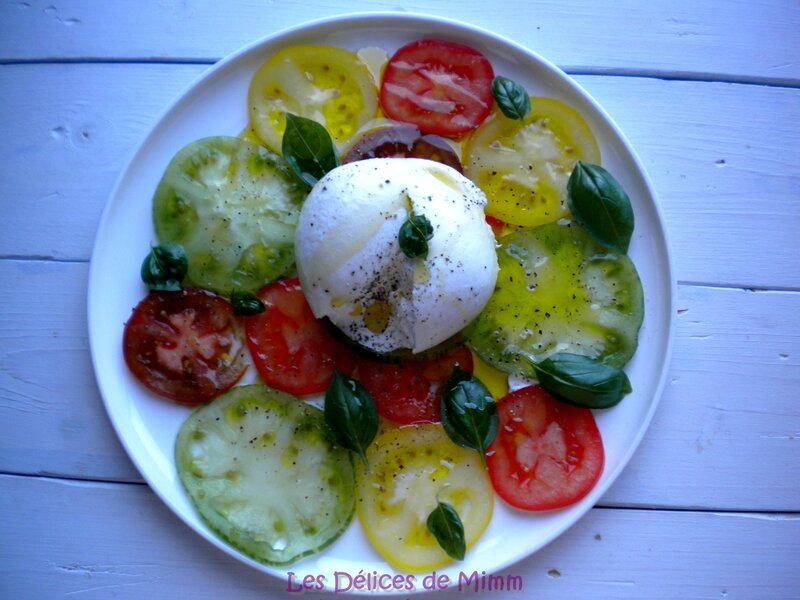 Burrata sur carpaccio de tomates anciennes