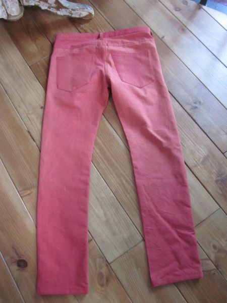 Jeans en coton rouge délavé réalisé dans un vieux rideaux pour le côté passé - bringuette à boutons - 5 passants - 4 poches - coupe slim - HOMME (7)