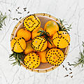 DIY <b>déco</b> de <b>Noël</b> : les intemporelles pommes d'ambre (orange + clous de girofle)
