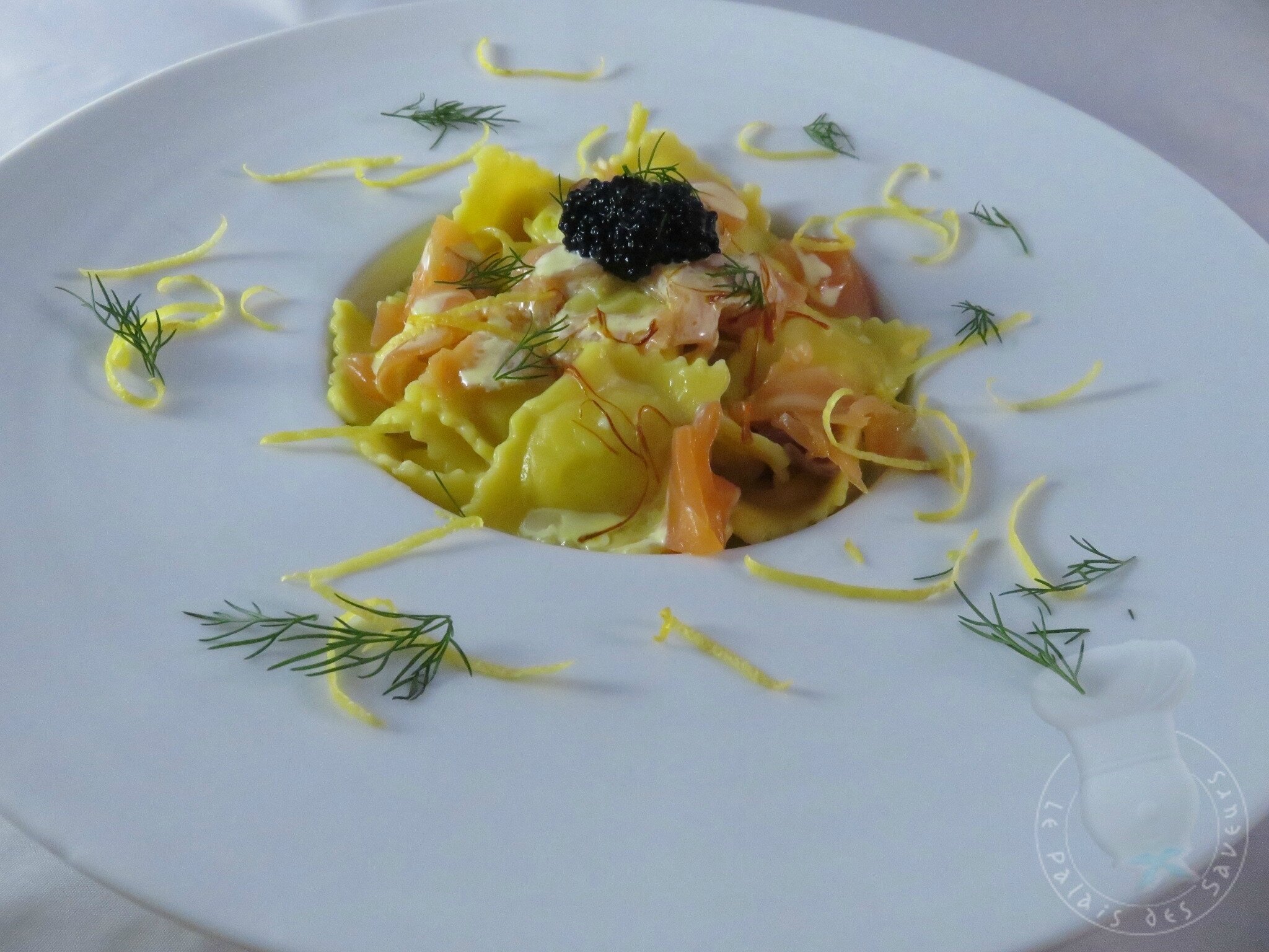 Raviolis au citron de Menton, sauce au saumon et citron safranée
