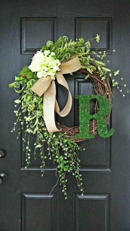 2-idee-deco-noel-recup-fabriquer-couronne-de-noel-porte-d-entre-en-bois-gris-porte-d-entre-moderne