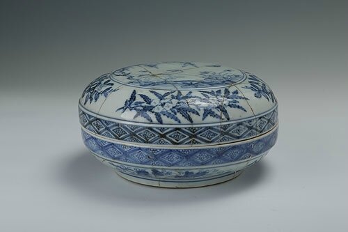 Clashing-color covered round box with the design of flowers and birds, Chenghua period (1465-1487)