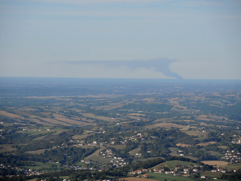 Mont Ursuya, sommet, vue sur le nord, fumée