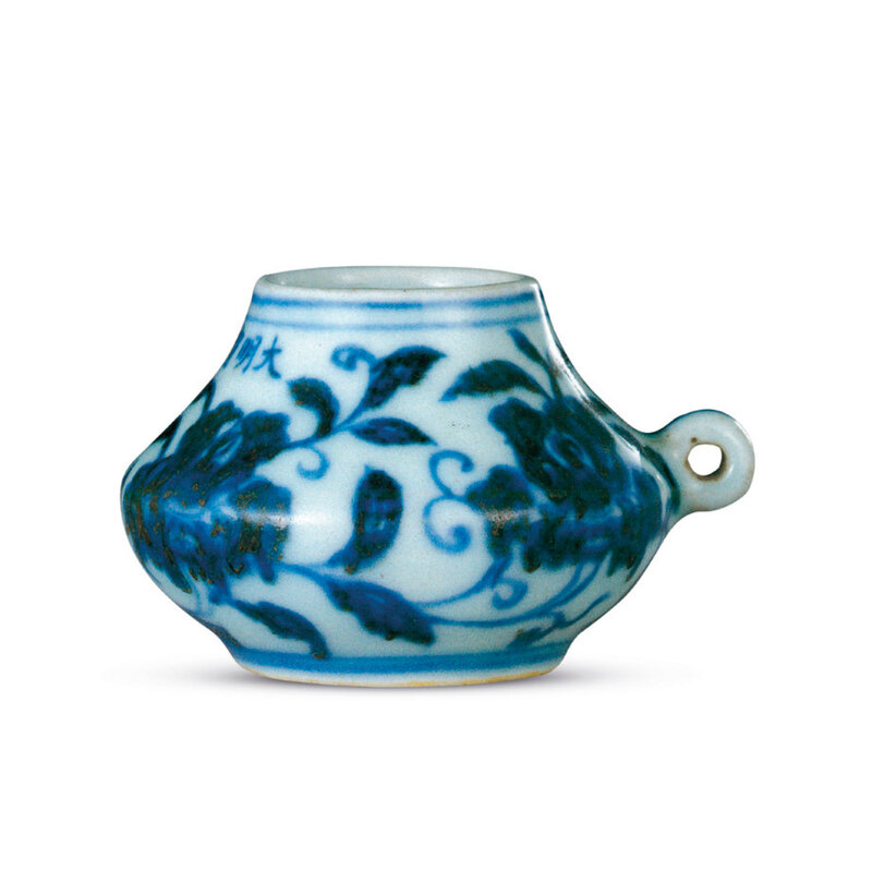 2020_HGK_18242_2825_002(a_fine_blue_and_white_rose_bird_feeder_xuande_six-character_mark_in_un)