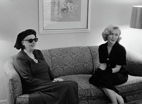 1953-01-LA-Sunsent_Tower-Marilyn_with_Edith_Sitwell-013-1-by_george_silk-1