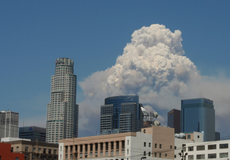 Pyrocumulonimbus déclaché par un feu de forêt près de Los Angeles, 29 août 2009 (auteur Michael Castillo)