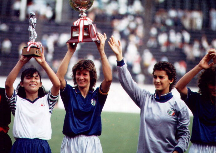 Photo Mundialito 1984 Les trophées