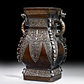 Important vase <b>fanghu</b> en bronze incrusté d'or et d'argent, Chine, Dynastie Qing, Époque Qianlong (1736-1795)