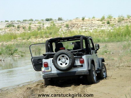 jeep_wrangler_girl_mud_stuck_002