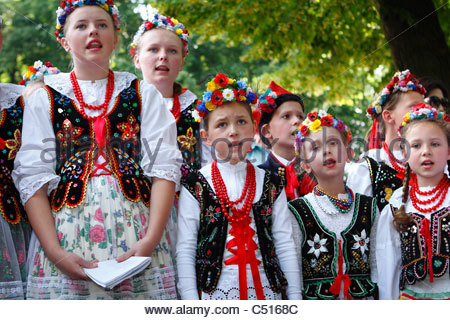 un-groupe-d-enfants-en-costumes-folkloriques-traditionnels-de-style-de-cracovie-au-cours-d-une-execution-musicale-c5168c