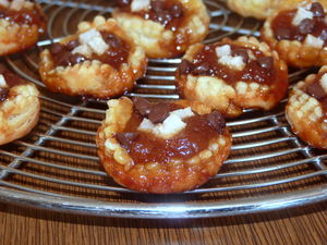 mini_tartelettes_au_caramel_de_poires_et_p_pites_de_chocolat__23_