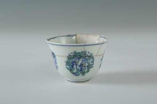 Clashing-color cup with the design of clustered branches and birds, Chenghua period (1465-1487)