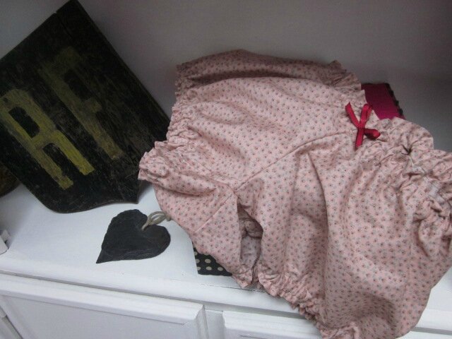 Culotte BIANCA en coton rose à fleurettes rouge - noeud rouge (1)