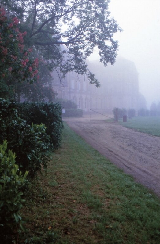 D 93 11 09 Brume devant l'entrée du château de Sablé