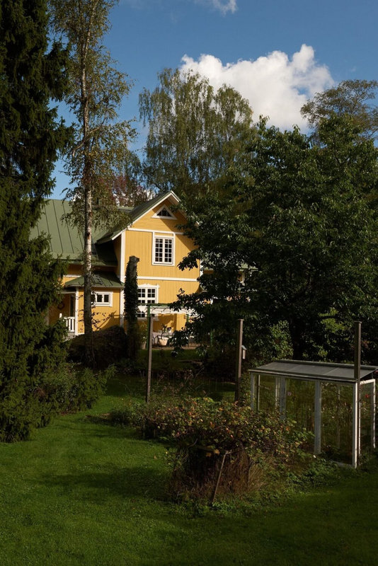 yellow-swedish-house-garden-nordroom-1001x1500