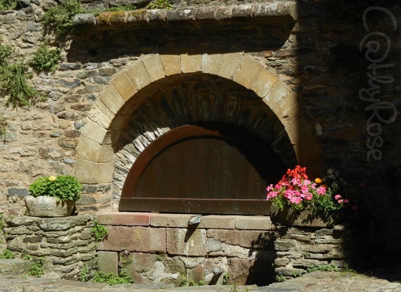 && Conques fontaine du Plô