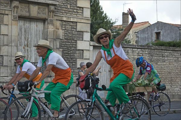 Niort cyclos parade salut legumes 120812