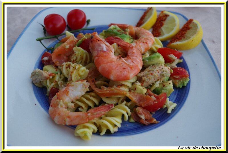 salade de pâtes, truite fumée, crevettes roses, avocat-6