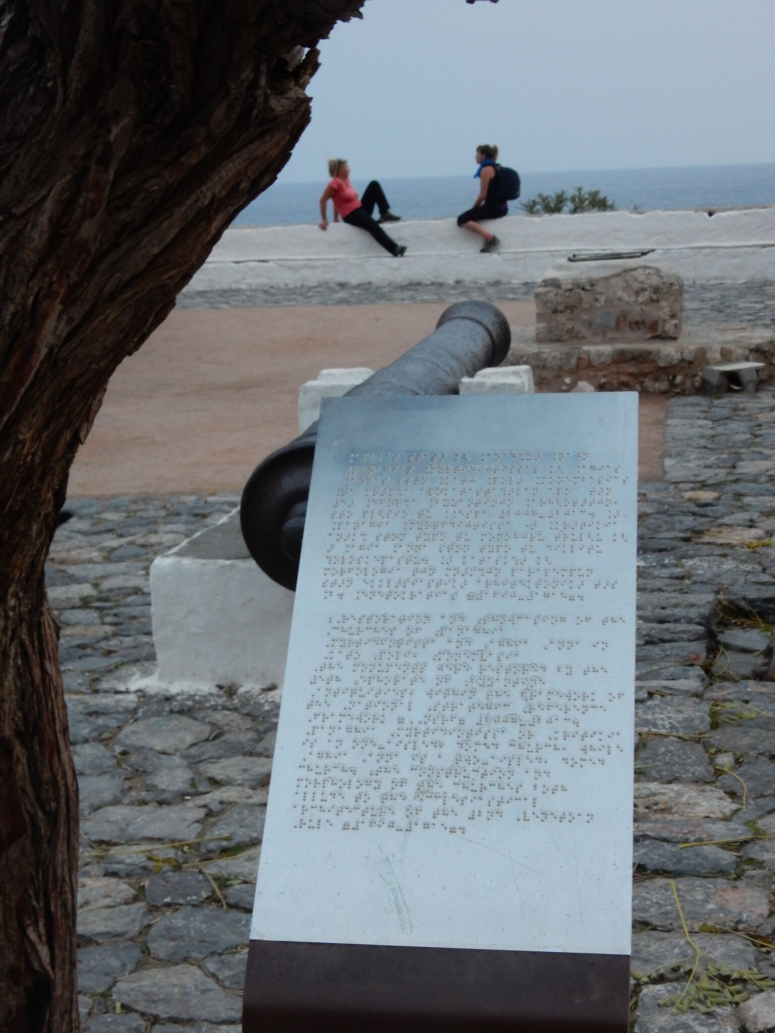 Monemvasia, canon et affiche en braille 071116
