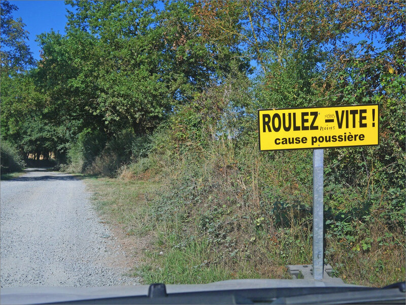Panneau graff roulez moins vite chemin 050819