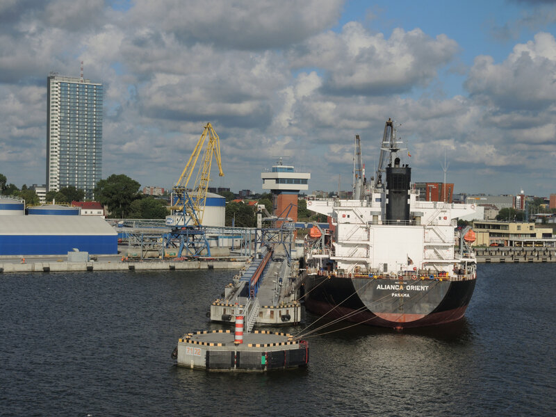 I) Klaipeda, vue sur la ville depuis le ferry