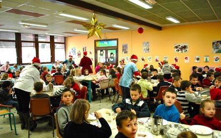 ECOLES REPAS NOËL 2011 RMS serveuses