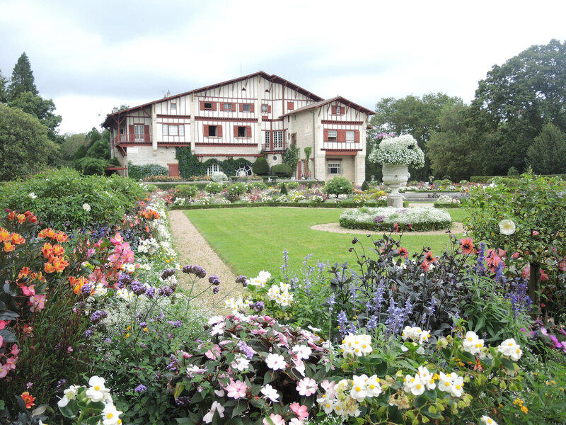 Cambo-les-Bains, villa Arnaga, villa et fleurs (64)
