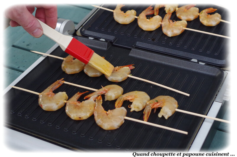 brochettes de crevettes grillées, sauce aux herbes et citron vert-5043