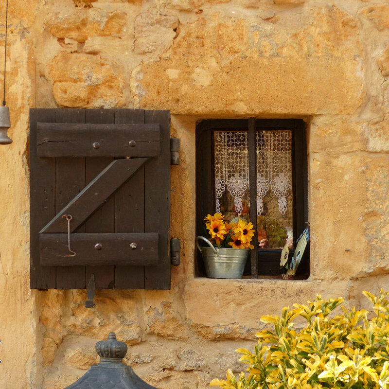 A PORTE FENETRE GRANDE GRILLES VASQUES FLEURS a placer47