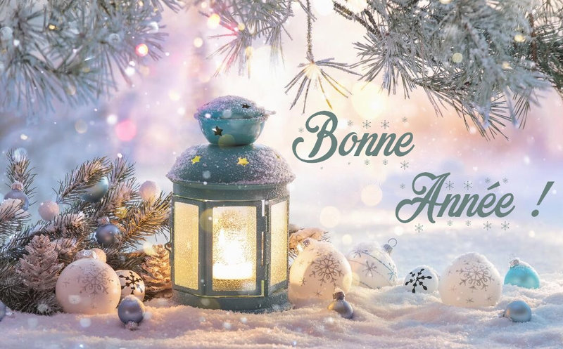 lanterne-de-noël-sur-la-neige-avec-branche-sapin-à-lumière-du-soleil-fond-décoration-d-hiver-202573505