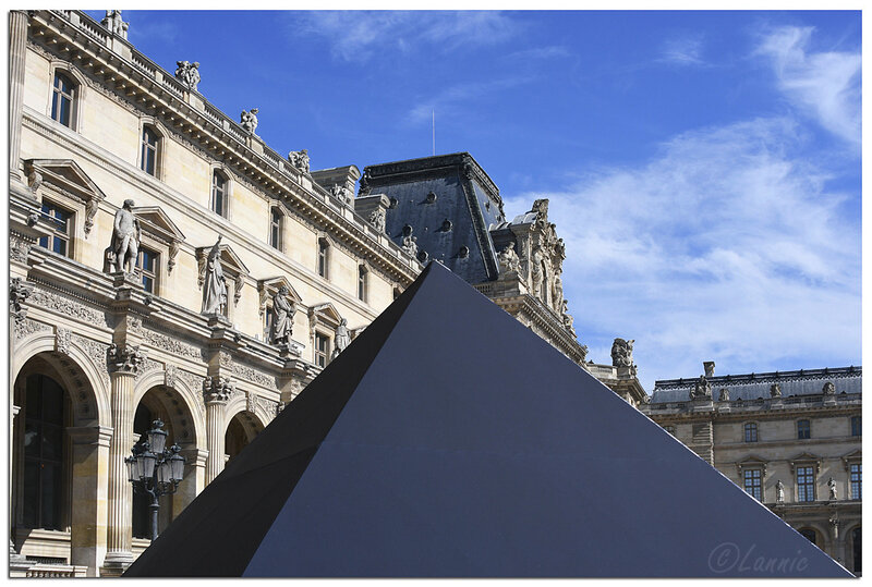 Paris_Louvre_pyramide_30_ans_6