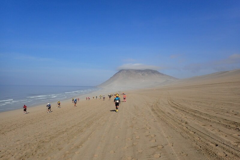 Au loin, l'immense dune au pied de notre bivouac