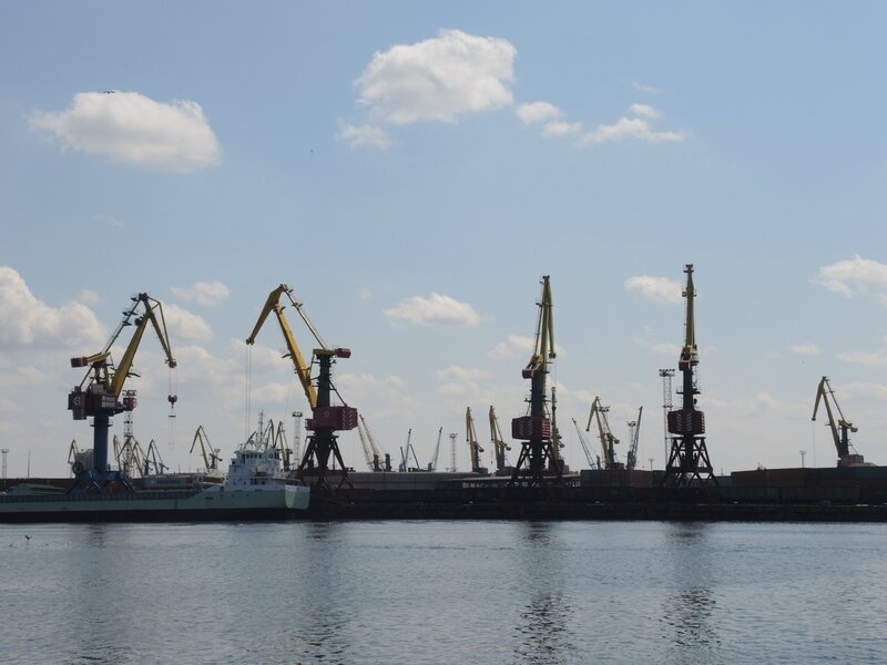 Kaliningrad, le port, grues (Russie)
