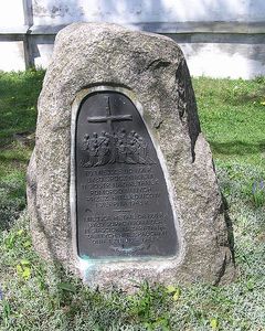 480px_Monument_near_Parish_Catholic_Church_in_Navahradak