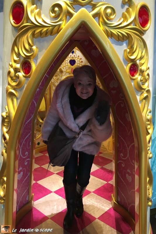 Mamie dans le Disney store à Copenhague