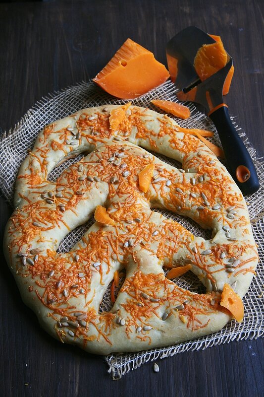 Fougasse à la mimolette et graines de tournessol - Passion culinaire Minouchka 1