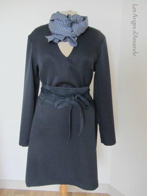 robe bleu marine col V