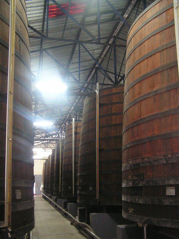 2016 03 10 (65) - distillerie Saint-James à Sainte-Marie - foudres de chêne pour élevage du rhum