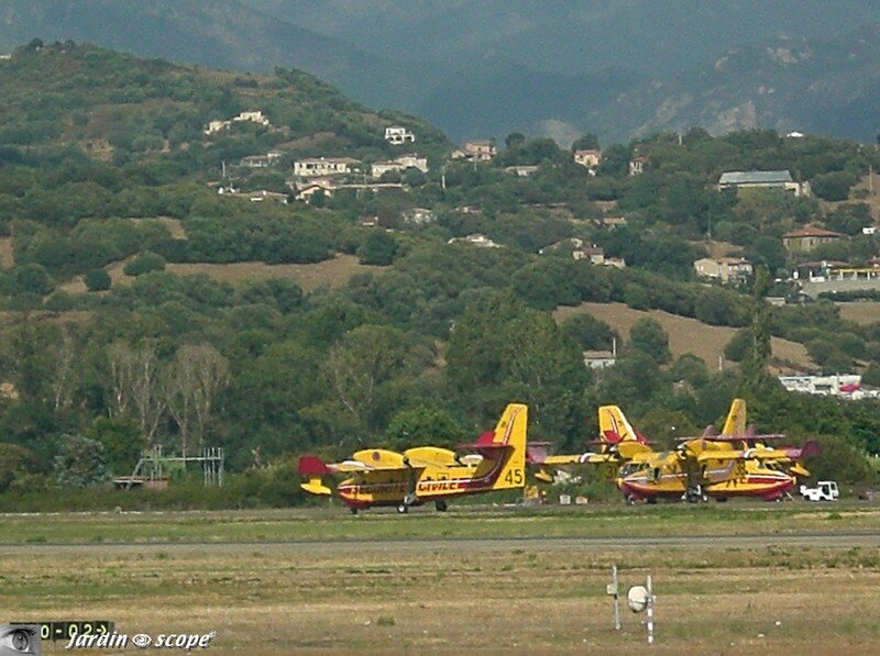 Canadairs près à intervenir à Ajaccio