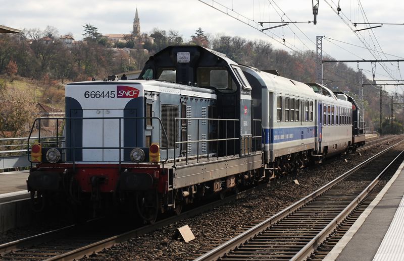 BB 66400 + voitures d'analyse des équipements ferroviaires, gare de Cenon