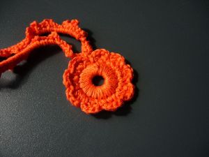 collier orange grosse fleur anneau (2)