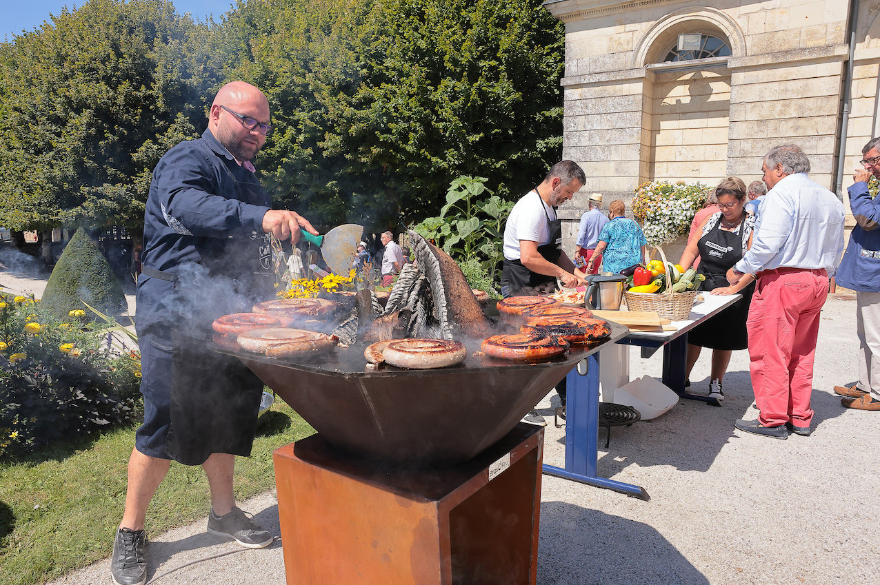 28. La fête dans les jardins de l'hôtel de ville