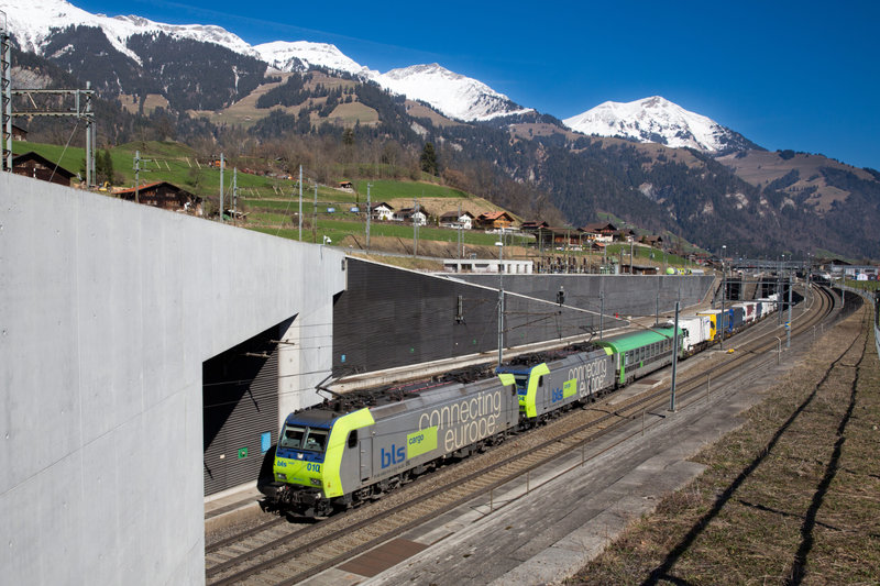 NEAT-Loetschberg-Basistunnel-rollende-Autobahn