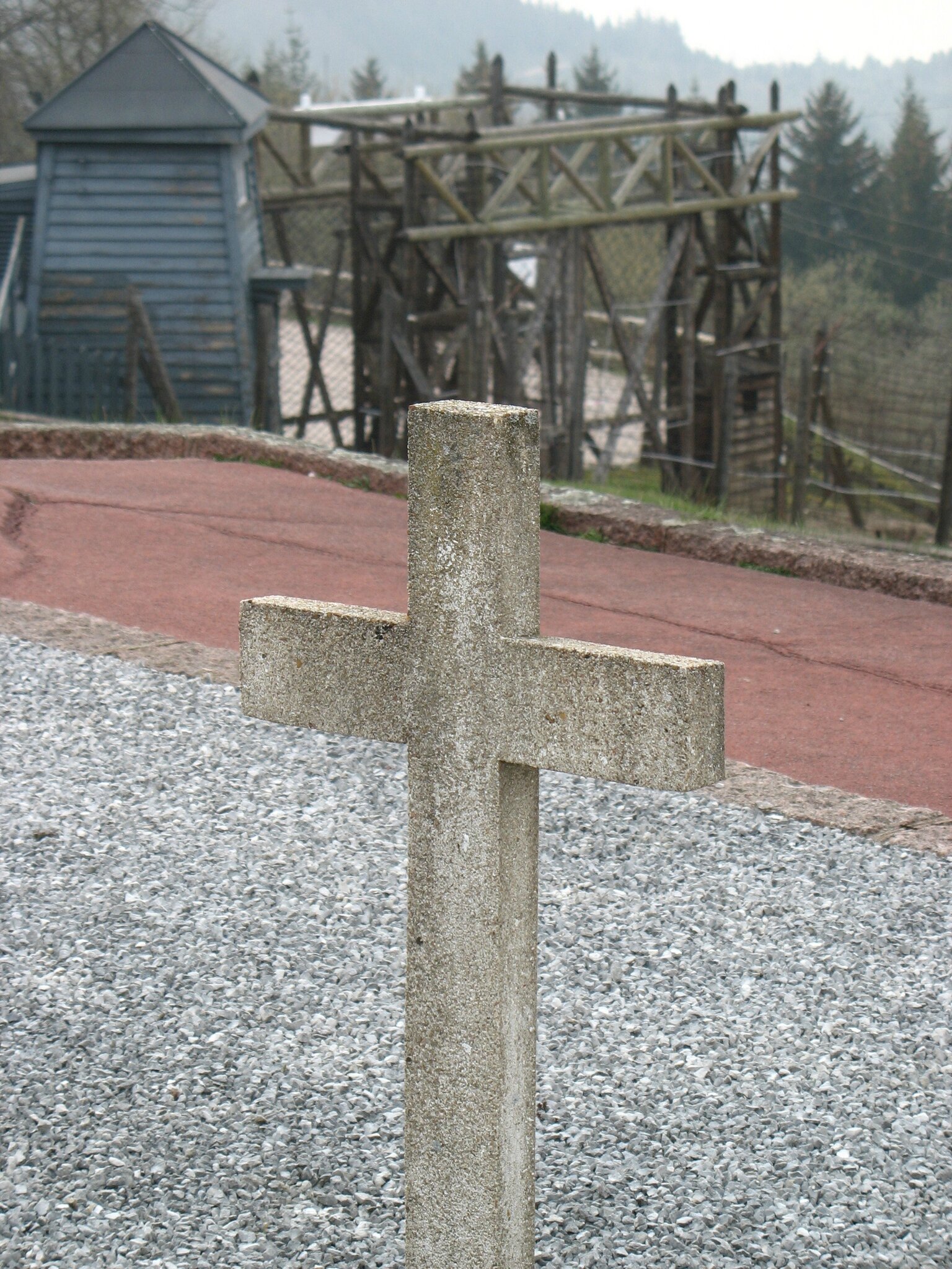 Struthof, entrée du camp et croix (67)