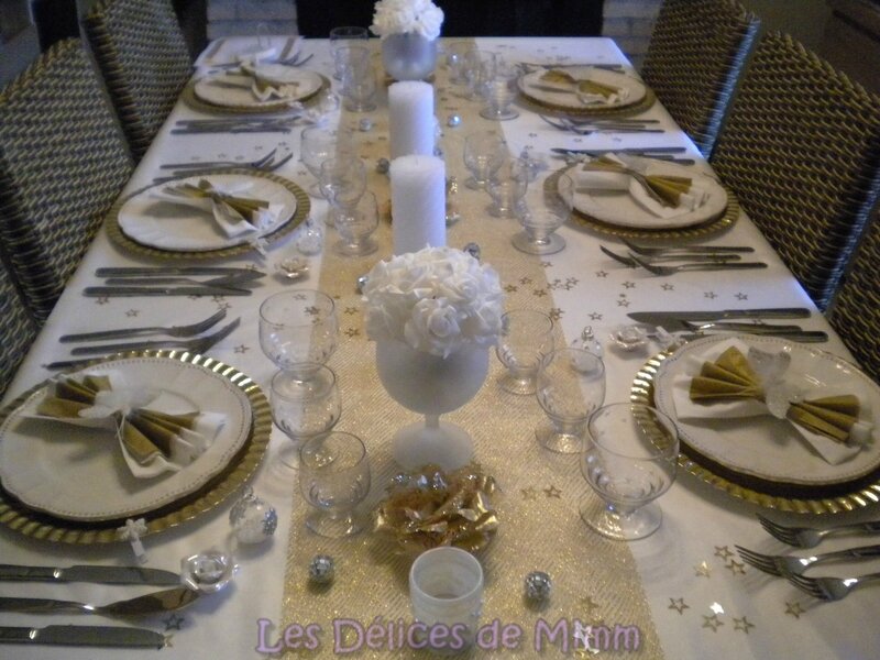 Ma table de Noël en blanc et or avec une pointe d'argent