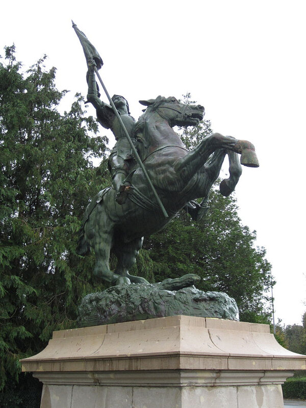 800px-Montebourg_-_Statue_équestre_de_Jeanne_d'Arc_(2)