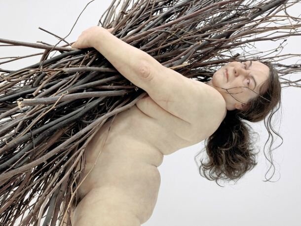 woman_with_sticks_ron_mueck_1